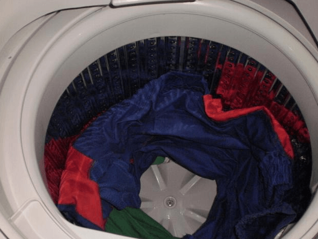 洗衣机洗衣服时衣服怎么才能不缠绕在一起?生活小技巧