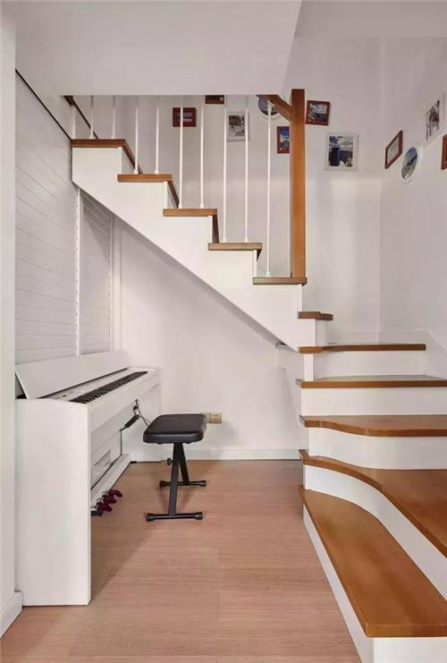 复式楼梯设计心得 媳妇看完闹着买复式         如果你家复式楼梯空间