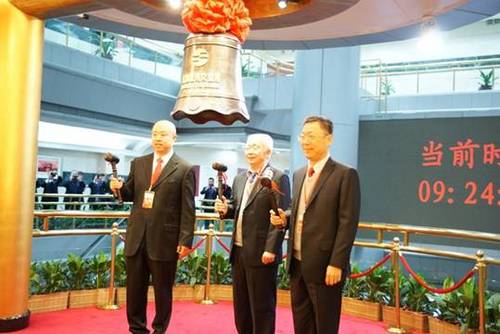 9时24分，东易日盛董事长陈辉先生（左一）迎来历史性的敲钟时刻
