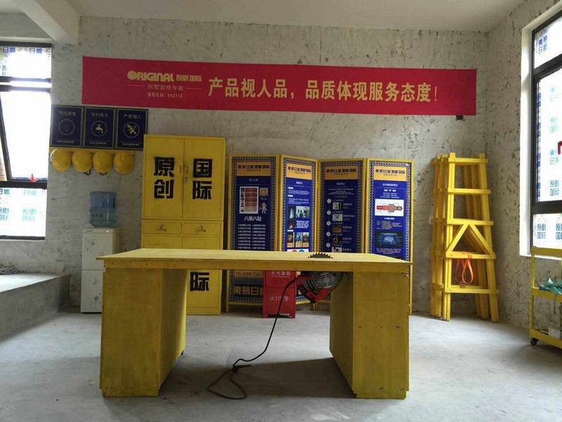 图为驻地办公室内景(原创国际精工施工团队的工具操作台,现场物料摆放