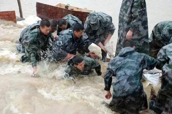 中国军人抗洪救灾