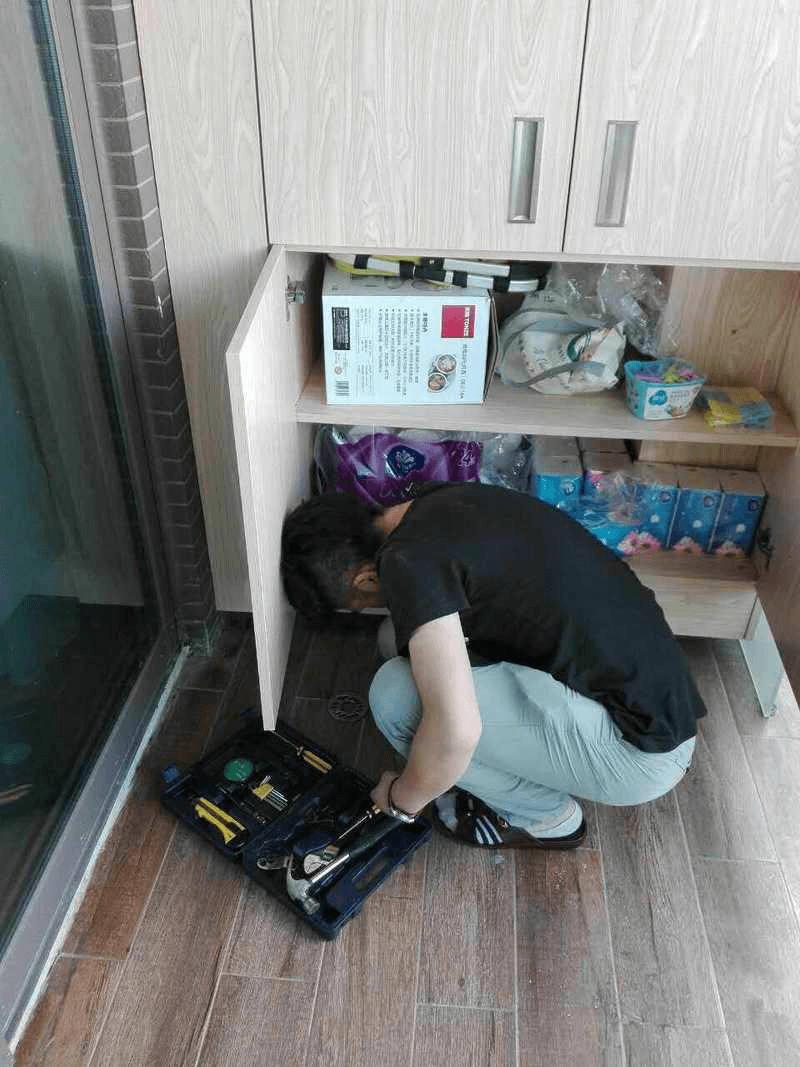 深圳装修公司东易日盛工作人员对房屋瑕疵进行修复
