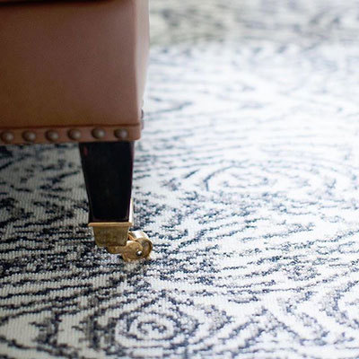 花色装饰地毯突出空间视觉焦点