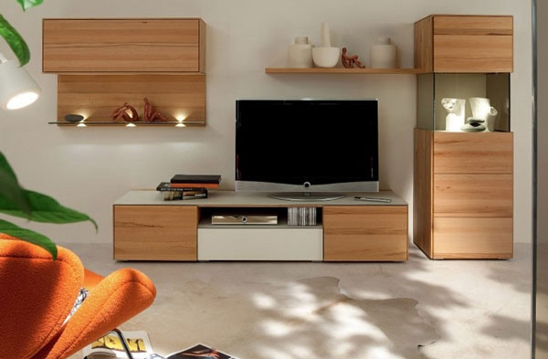 客厅电视背景墙之原木材质，给人一种较为舒缓轻松感受