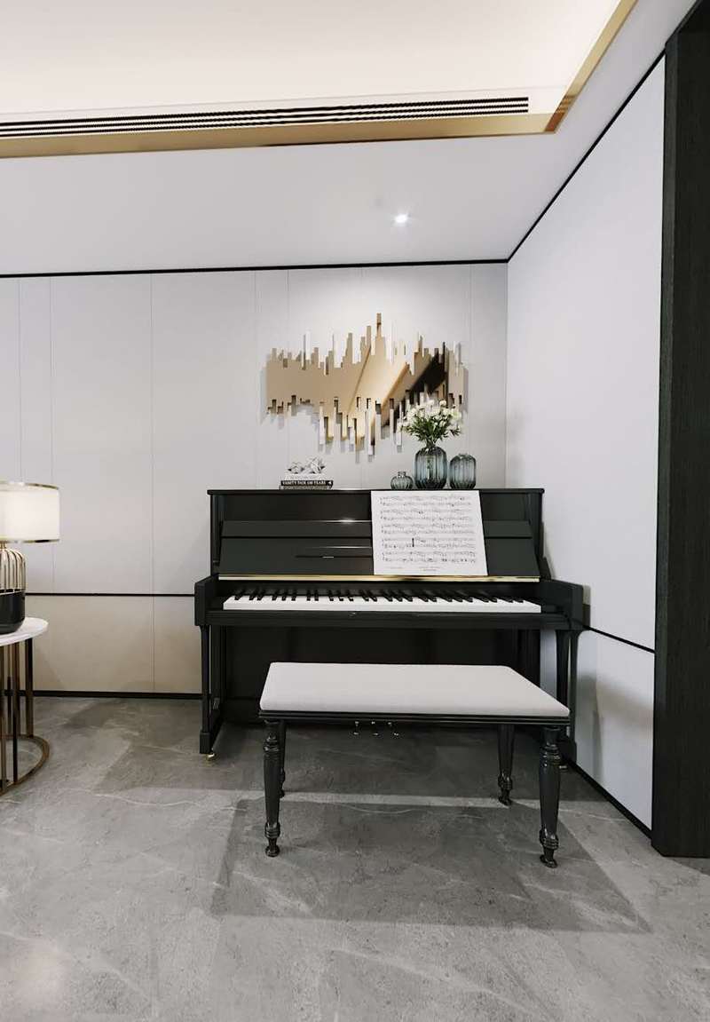 客厅一角合理空出钢琴乐器的摆放区域，钢琴的黑白与金属压条的光泽碰撞，琴键上跃动着主人优雅的生活品质.jpg
