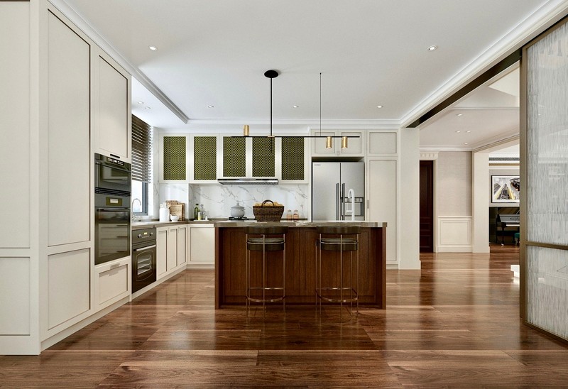 厨房使用米白色的橱柜和深色的岛台形成了深浅对比，吊柜上的墨绿色铝框玻璃点亮了空间。胡桃木地面沉稳大气。.jpg