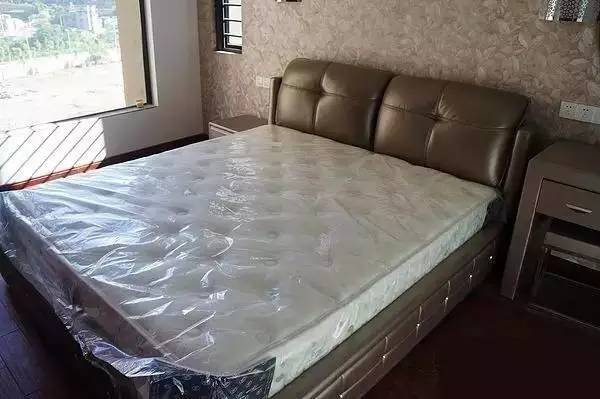北京装修公司:床垫上的那一层保护膜要不要撕掉?