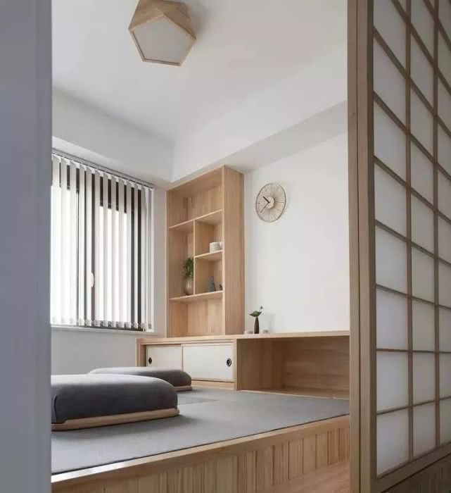 比较小的房间适合上图这样的全屋榻榻米设计,加上一个日式格栅门