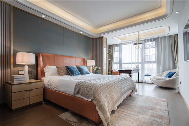 卧室以带绿调的墙布，暖色调的地板和橙色的床具，打造出一个温馨舒适的休息空间。.jpg