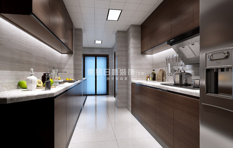 两侧长排的吊柜与橱柜使厨房的功能更加完备，容纳空间大活动空间也不拥挤，可容纳多人备餐。.jpg