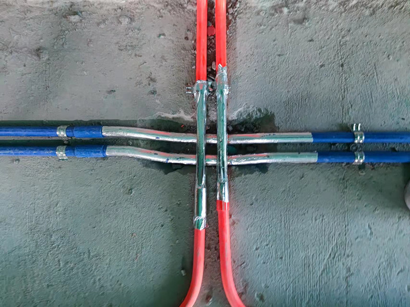 装修公司为什么开槽埋线建议水管走上、电线走下？