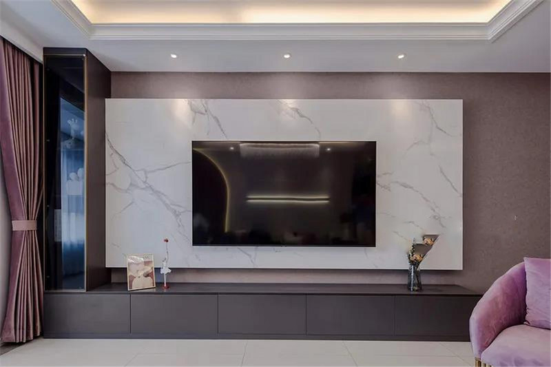 客厅-电视背景墙采用白色石材纹理加灯带造型，营造了高级大气的空间氛围.jpg