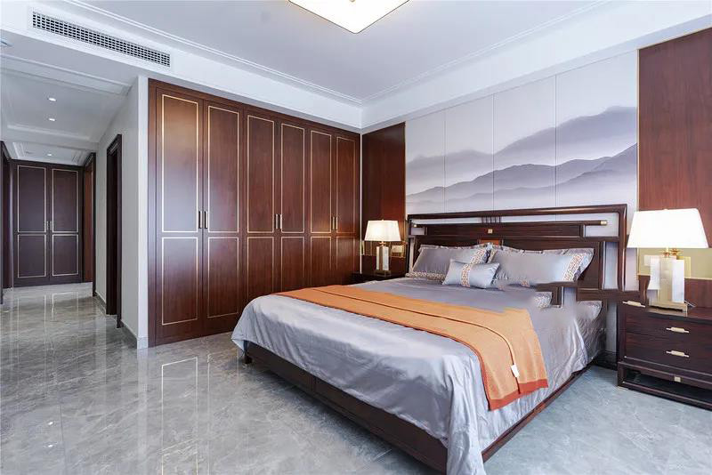 卧室-主卧床头中间是一幅山水画，加入两边的木质对称造型，让卧室空间从容而温情。.jpg