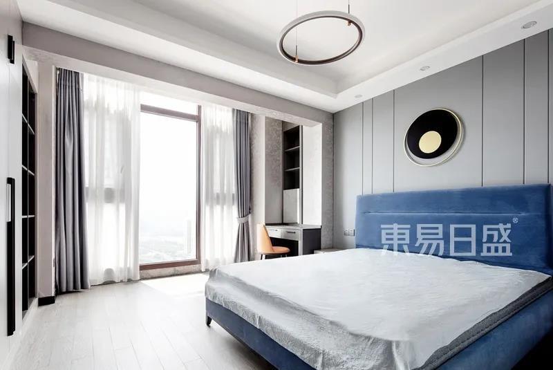 卧室-浪漫的卧室不一定是法式风格，简约的卧室设计也可以很浪漫。次卧通过选用白色和浅蓝色作为主色调，再搭配柔和的灯光，浪漫温馨的氛围感呼之欲出。.jpg