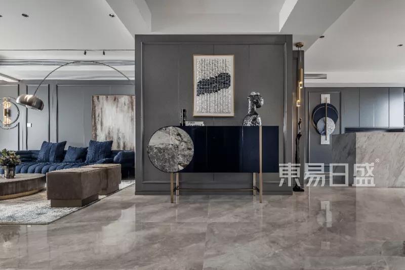 客厅-客厅内部利用很有质感的灰色，搭配浅色的内饰，整个空间的质感得到了质的提升。金属感落地灯的存在，给空间增添了些许奢华感。.jpg