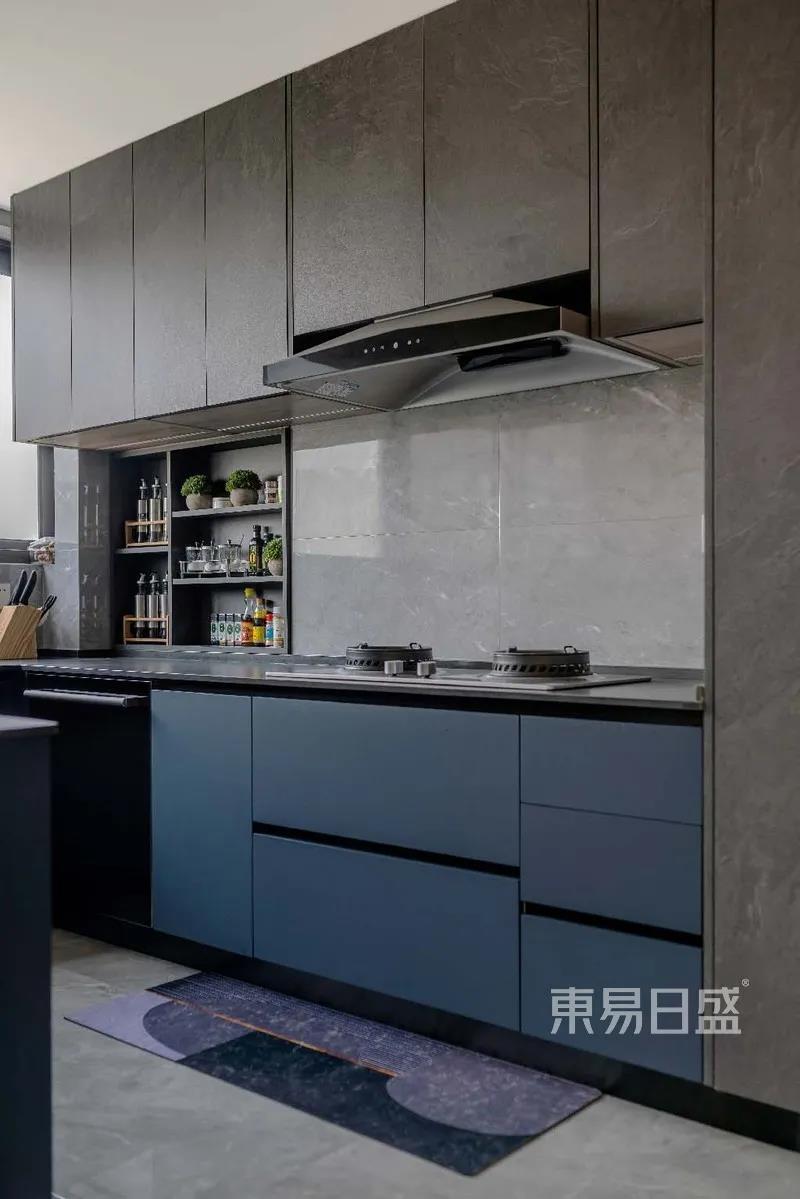 厨房-厨房面积相对来说比较小，但在设计师的精心打造下，将每平米空间得到最大化利用，最终呈现了一个精致、很有质感的厨房。厨房选用灰色和墨蓝色作为主色调，不仅高级有格调，还与室内整体风格相呼应。设计师的品味和内涵不言而喻。.jpg