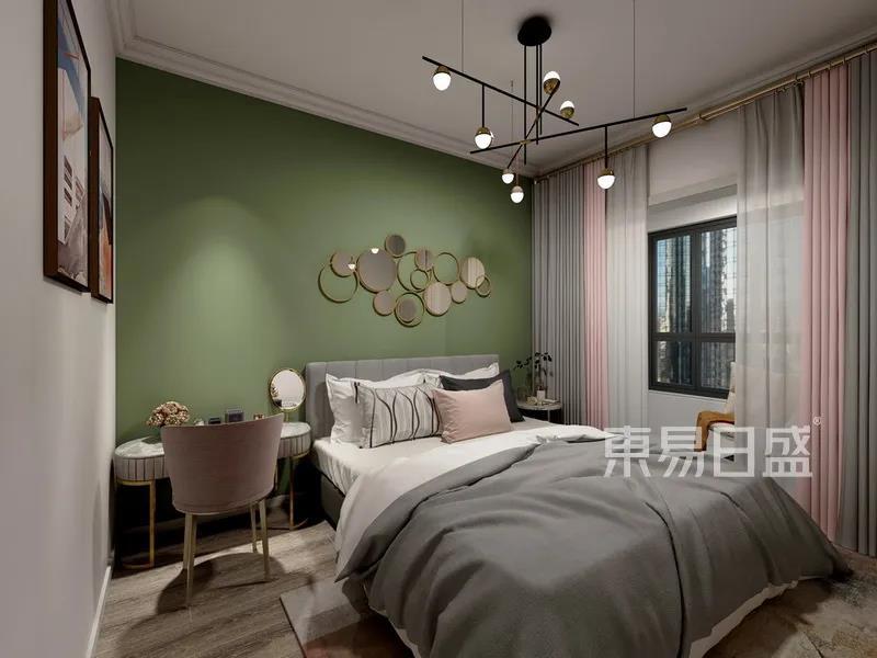 卧室-卧室延用了整体的设计风格，通过简洁干净的背景墙，彰显艺术性和设计感。淡粉色的窗帘和墨绿色的背景墙，相互映衬。背景墙上的不规则圆圈图案和个性十足的吊灯相呼应，相互包容。撞色的搭配方式，让室内多了几份温馨和舒适，又体现出时尚都市感和艺术性。每一处细节，都在诉说着北欧风的故事。.jpg