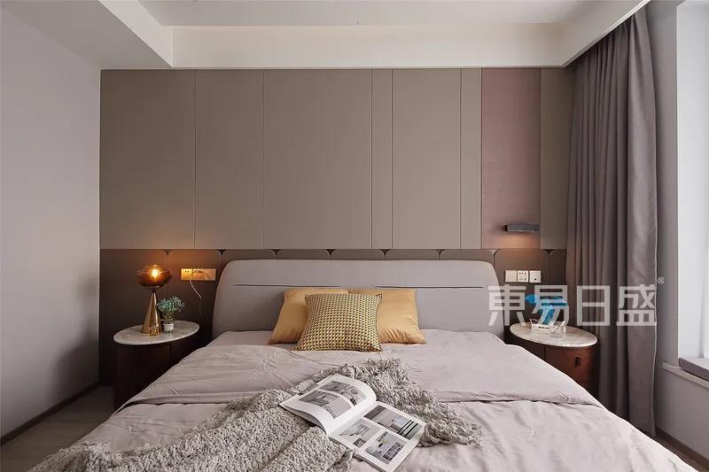 卧室-主卧将衣橱调整方向，增加了整面墙面收纳，同时卧室睡眠区更舒适。.jpg