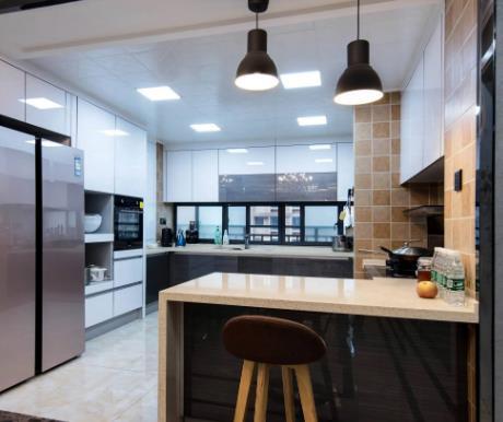 开放式厨房怎样选择各种家具更整齐美观.jpg