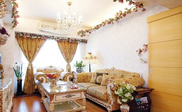 客厅的欧洲定制彩绘家具,以及梦幻故事中常出现的奢华晶亮公主式水晶