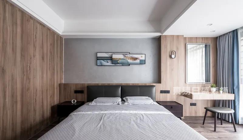 卧室-卧室大面积运用了实木元素，房顶留白，床头背景墙留白，一副别具一格的挂画，整体层次感突出。.jpg